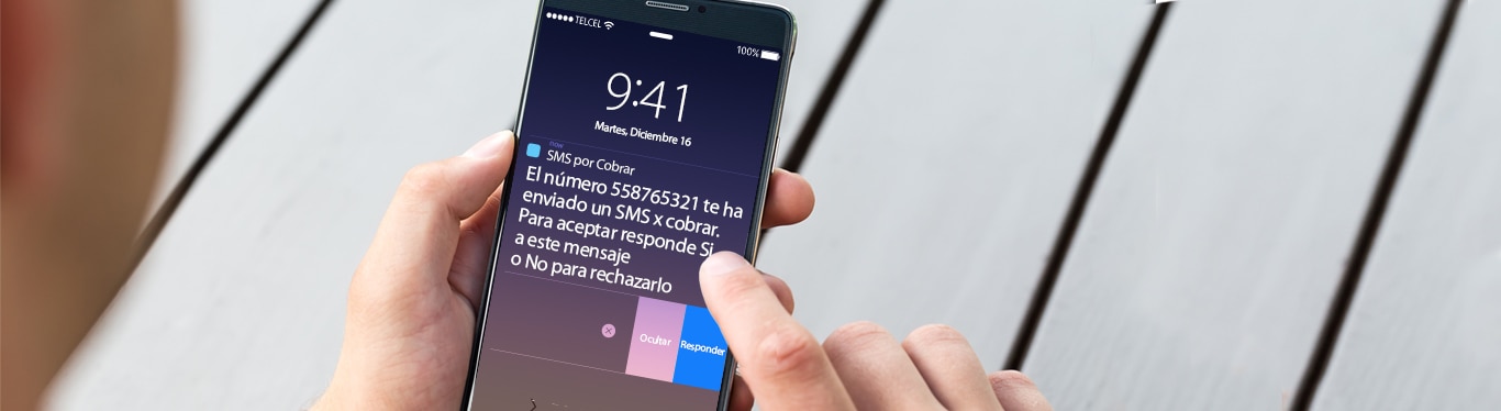 manos sosteniendo un smartphone recibiendo un sms por cobrar 1366 x 374 pixeles