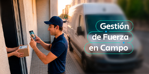 persona registra una entrega frente a domicilio junto a vehiculo de reparto urbano seguro