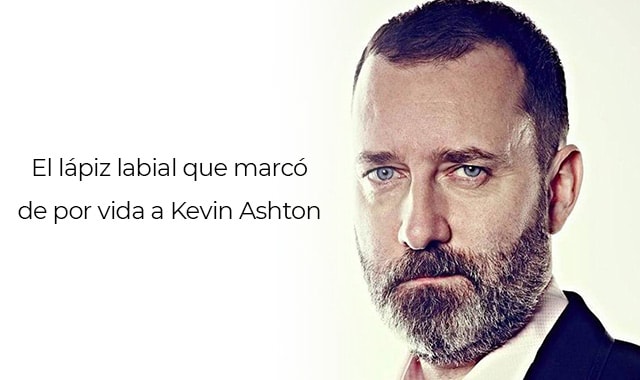 asi es como kevin ashton fue marcado por un lapiz labial