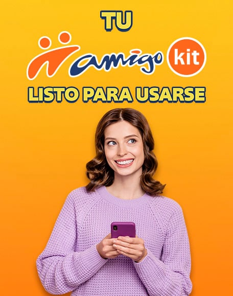 persona sostiene un telefono movil junto a mensaje de amigo kit listo para usar